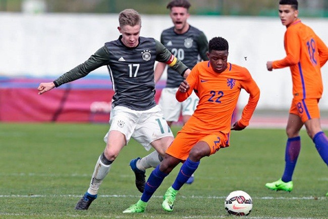 'Ngựa ô' Bundesliga cướp thần đồng Hà Lan trước mặt M.U - Bóng Đá