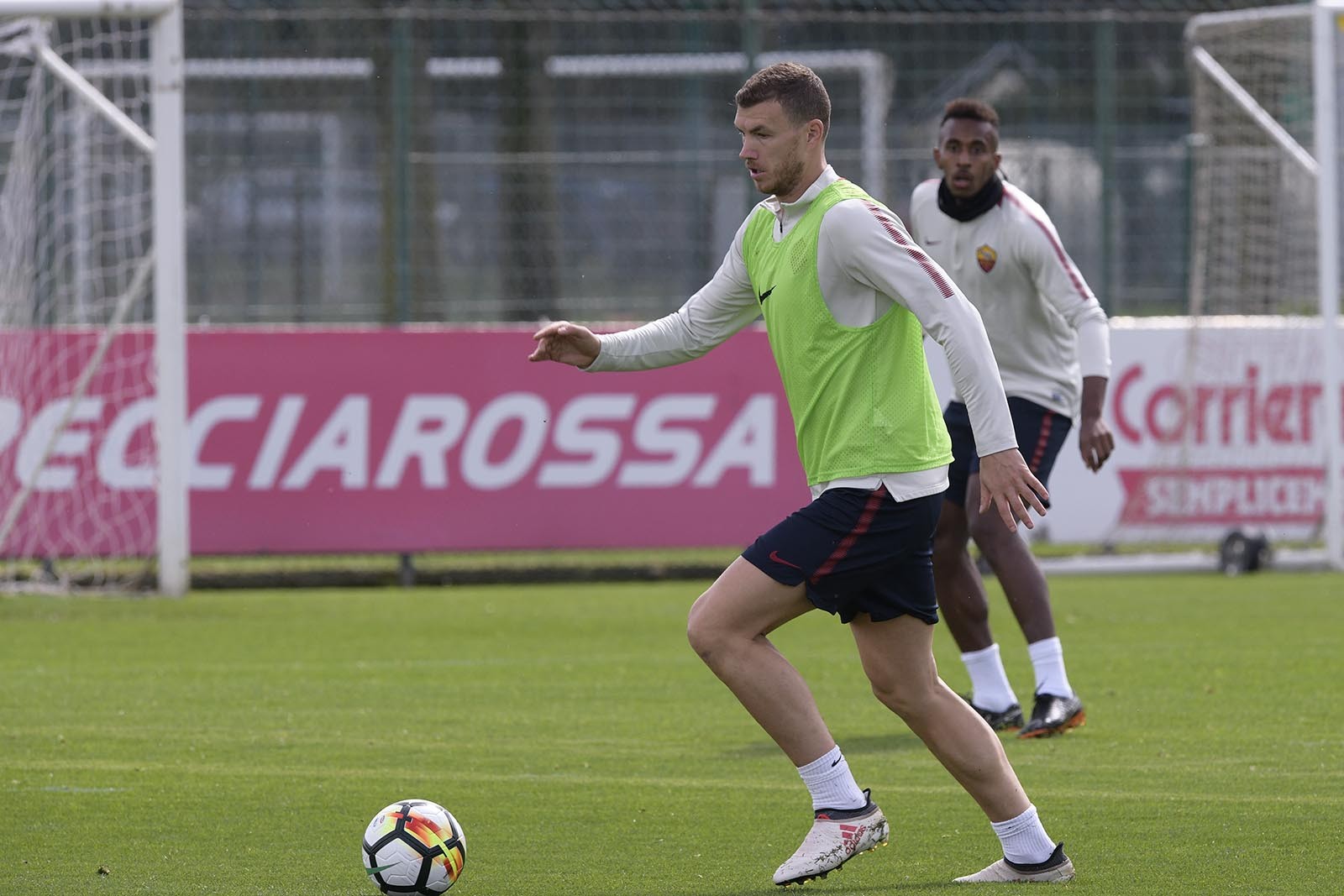 Barca không thể khiến Dzeko lo sợ - Bóng Đá