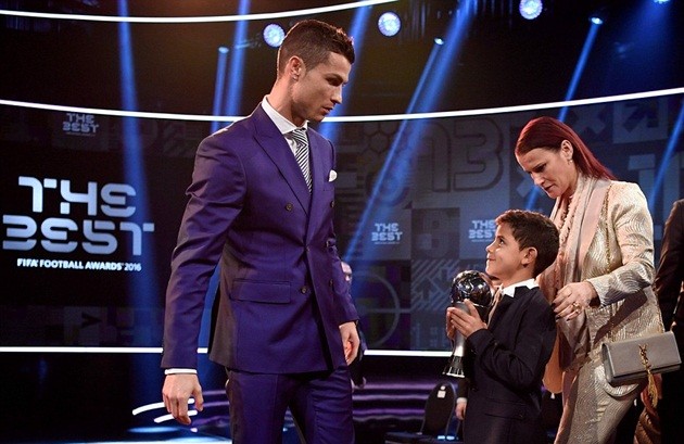 Chùm ảnh: Ronaldo rạng rỡ trong lễ trao giải - Bóng Đá