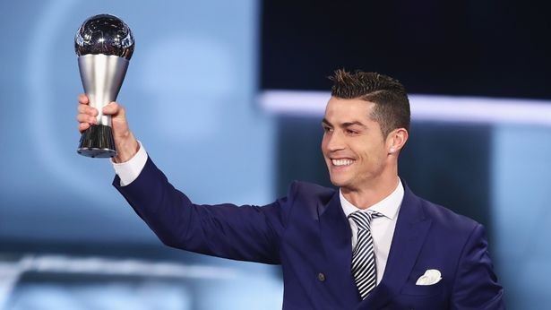 Chùm ảnh: Ronaldo rạng rỡ trong lễ trao giải - Bóng Đá
