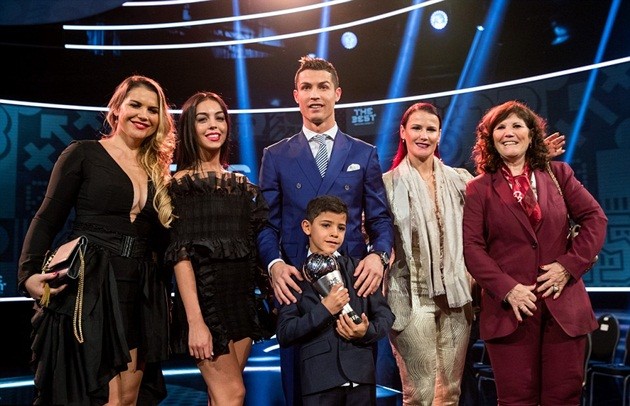 Chùm ảnh: Ronaldo rạng rỡ trong lễ trao giải - Bóng Đá