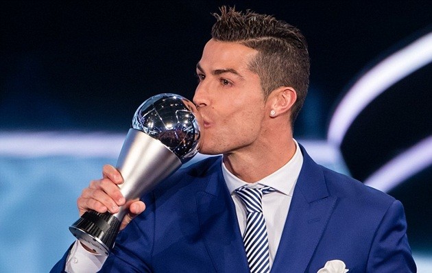 Chùm ảnh: Ronaldo rạng rỡ trong lễ trao giải - Bóng Đá