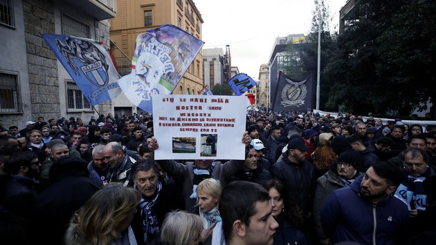 CĐV Lazio bao vây trụ sở FIGC phản đối công nghệ VAR - Bóng Đá
