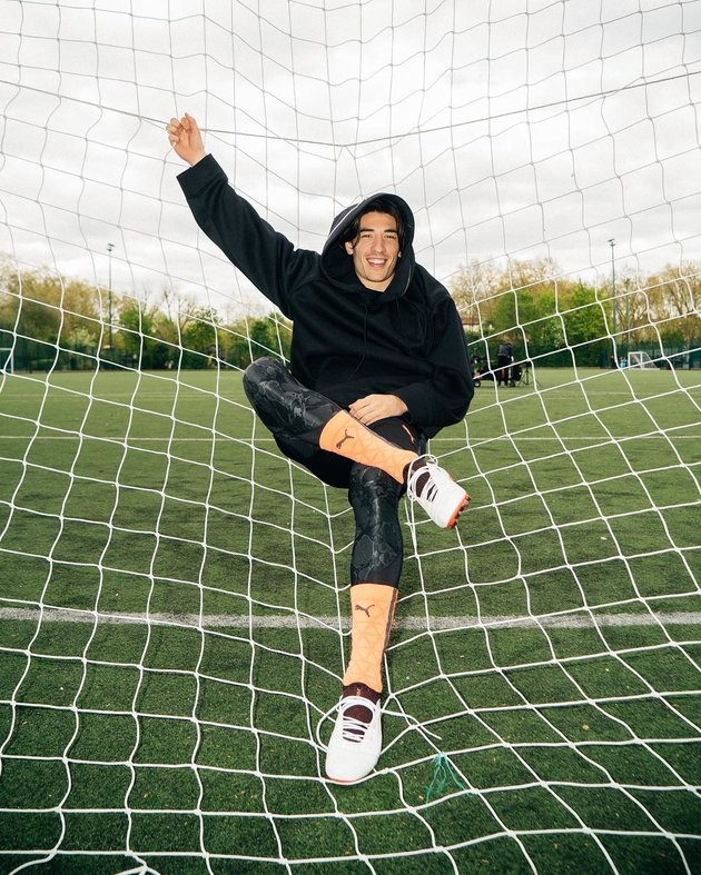 Xuýt xoa với gu ăn mặc cực chất của 'hot boy' Bellerin - Bóng Đá