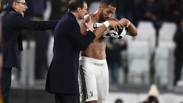 Sao Juventus nổi xung thiên vì bị đối thủ làm rách áo - Bóng Đá