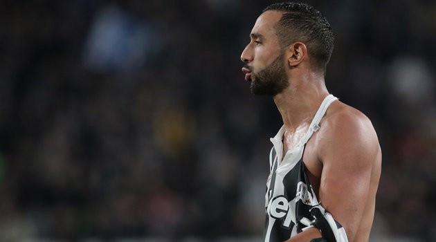 Sao Juventus nổi xung thiên vì bị đối thủ làm rách áo - Bóng Đá