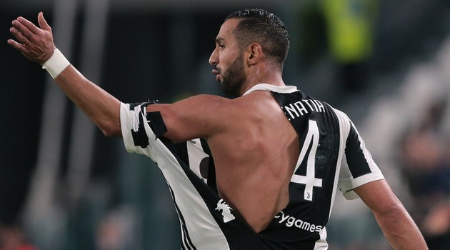 Sao Juventus nổi xung thiên vì bị đối thủ làm rách áo - Bóng Đá
