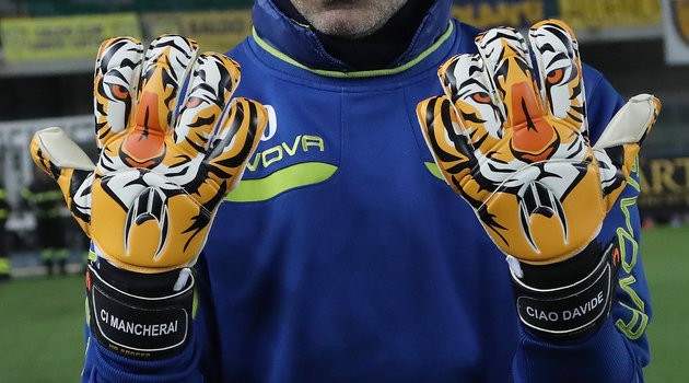 Thủ môn Chievo đeo găng tay hổ dữ để tưởng nhớ Astori - Bóng Đá