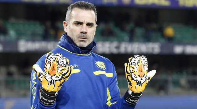 Thủ môn Chievo đeo găng tay hổ dữ để tưởng nhớ Astori - Bóng Đá