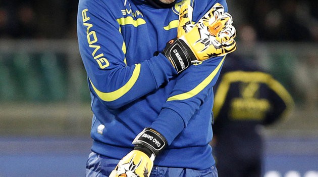Thủ môn Chievo đeo găng tay hổ dữ để tưởng nhớ Astori - Bóng Đá