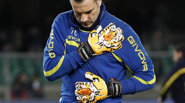 Thủ môn Chievo đeo găng tay hổ dữ để tưởng nhớ Astori - Bóng Đá