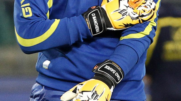 Thủ môn Chievo đeo găng tay hổ dữ để tưởng nhớ Astori - Bóng Đá