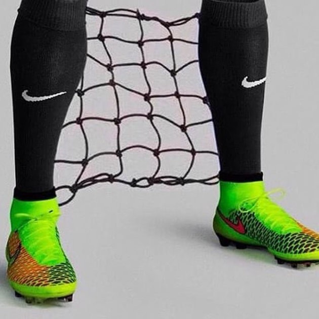 Cạn lời với loạt ảnh chế thủ thành Courtois nhận 'cú đúp xỏ kim' - Bóng Đá