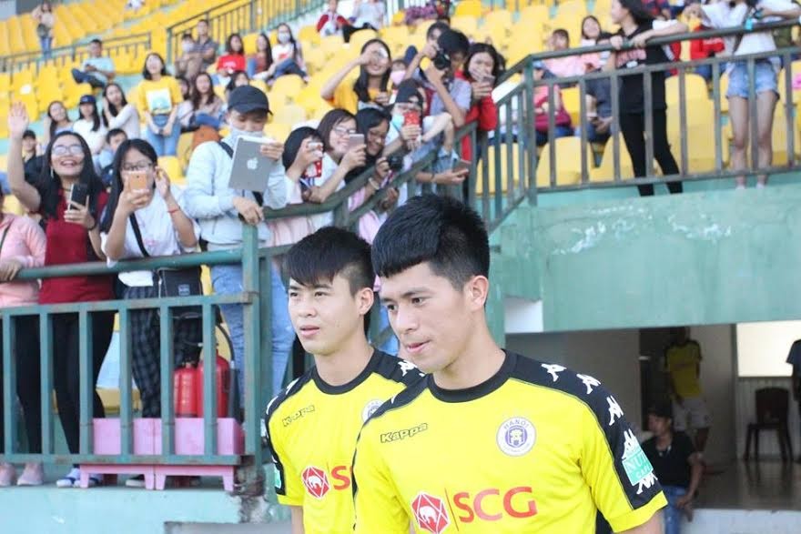 “Hot girl” Cần Thơ chạy mô tô đón chào U23 Việt Nam - Bóng Đá