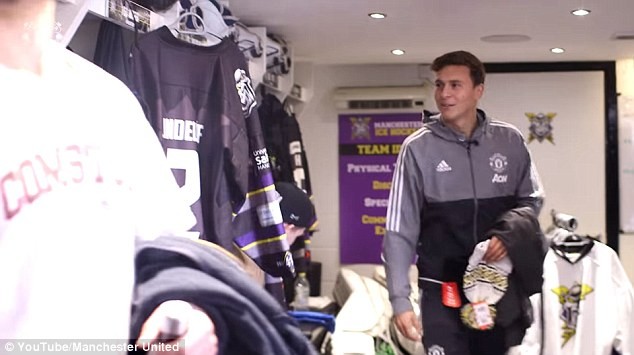 Chán dự bị ở M.U, Lindelof chuyển sang chơi hockey - Bóng Đá