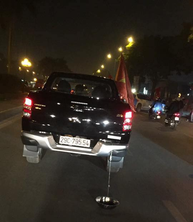 CĐV Việt Nam ăn mừng cực độc: Xe tang, xe cứu thương nhập hội - Bóng Đá