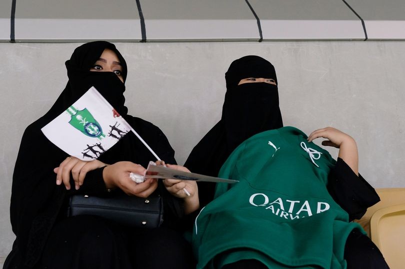 Lần đầu tiên trong lịch sử Saudi Arabia, phụ nữ xuất hiện trên khán đài - Bóng Đá