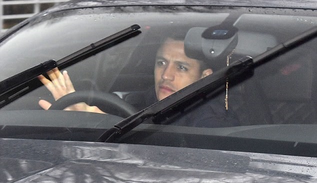 Sanchez tới sân tập, sẵn sàng cho lần đầu tại Man Utd - Bóng Đá
