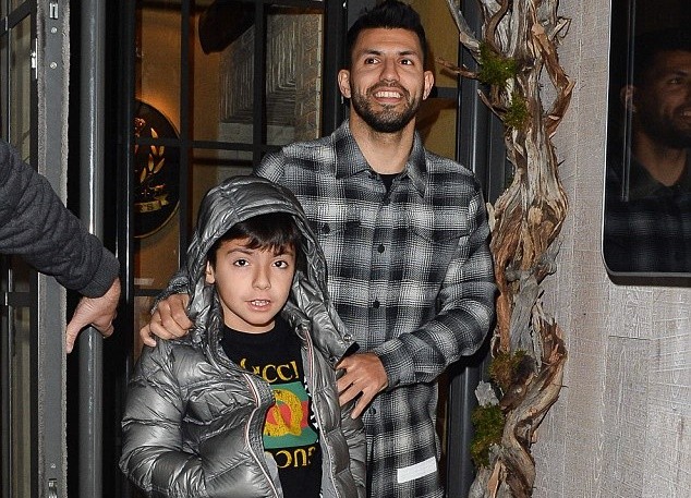 Aguero xuống phố ăn mừng chiến thắng trước Chelsea - Bóng Đá