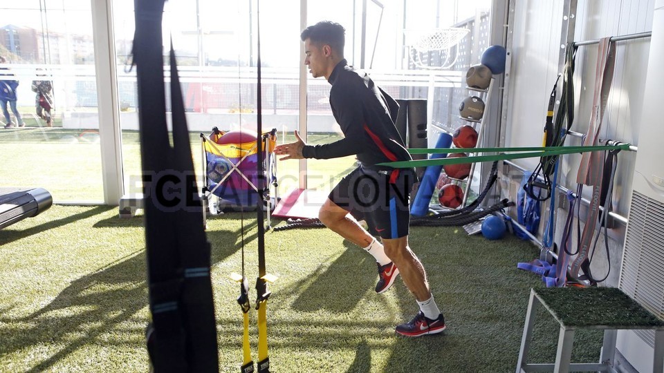 Coutinho lần đầu xỏ giày ra sân tập của Barcelona - Bóng Đá