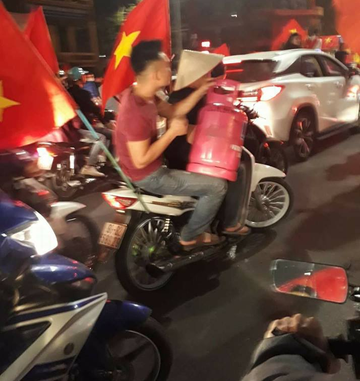 CĐV Việt Nam ăn mừng cực độc: Xe tang, xe cứu thương nhập hội - Bóng Đá