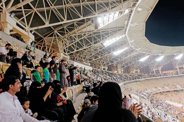 Lần đầu tiên trong lịch sử Saudi Arabia, phụ nữ xuất hiện trên khán đài - Bóng Đá