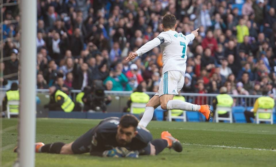 Cận cảnh nghĩa cử cao đẹp của Ronaldo - Bóng Đá
