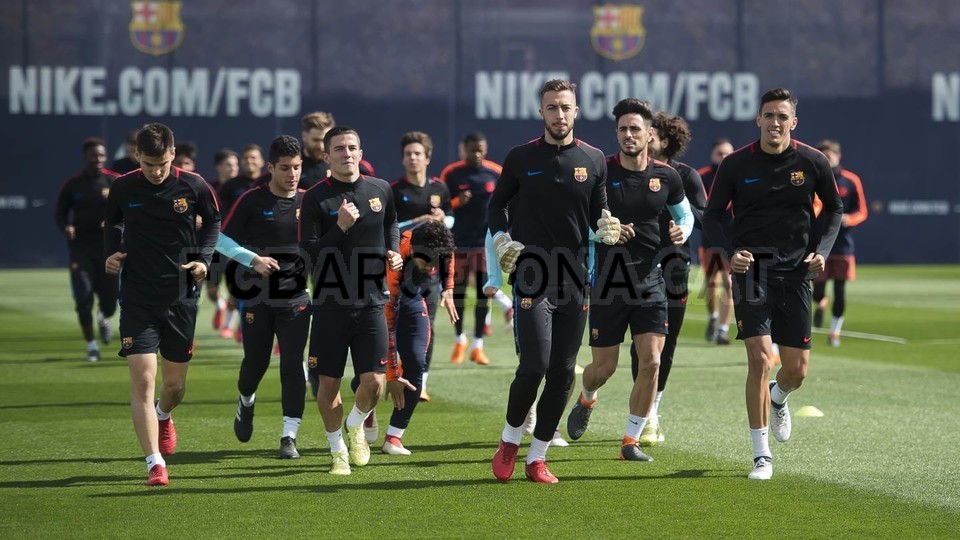 Hàng loạt trụ cột vắng mặt, sân tập Barcelona vẫn rộn ràng - Bóng Đá