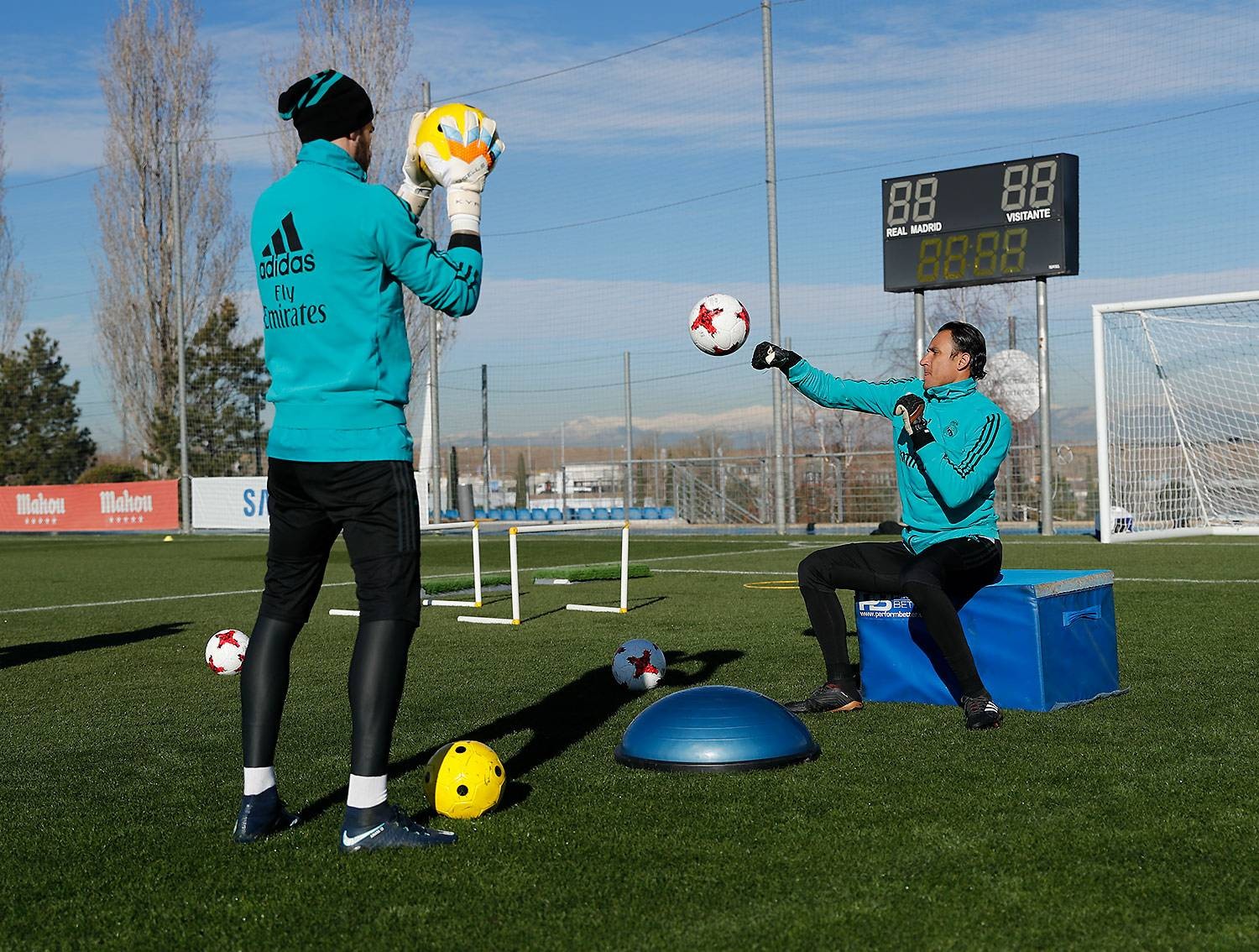 Trong cơn khủng hoảng, Real Madrid lao vào tập luyện cật lực - Bóng Đá