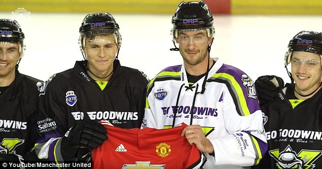 Chán dự bị ở M.U, Lindelof chuyển sang chơi hockey - Bóng Đá