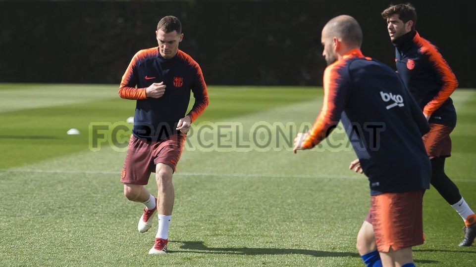 Hàng loạt trụ cột vắng mặt, sân tập Barcelona vẫn rộn ràng - Bóng Đá