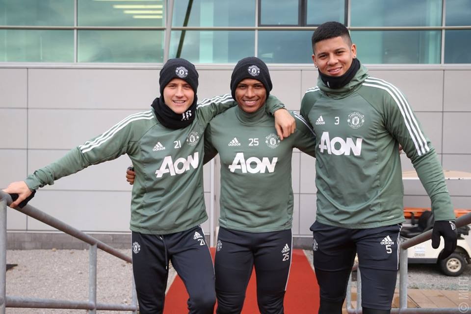 Lingard khiến Sanchez cười nắc nẻ trước đại chiến Tottenham - Bóng Đá