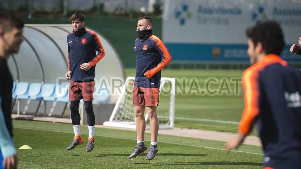 Hàng loạt trụ cột vắng mặt, sân tập Barcelona vẫn rộn ràng - Bóng Đá