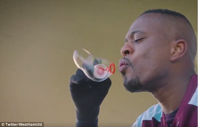 Chùm ảnh Evra ra mắt West Ham - Bóng Đá
