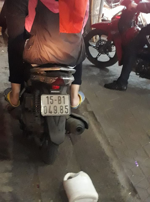 CĐV Việt Nam ăn mừng cực độc: Xe tang, xe cứu thương nhập hội - Bóng Đá