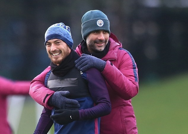 Man City mất chuỗi bất bại, Guardiola vẫn nhí nhố trên sân tập - Bóng Đá