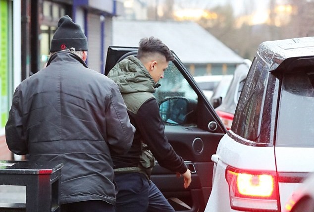 Sanchez cắt tóc lấy hên trước đại chiến Liverpool - Bóng Đá