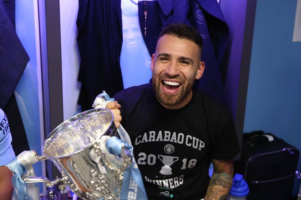 Vô địch League Cup, Man City ăn mừng cực nhiệt trong phòng thay đồ - Bóng Đá
