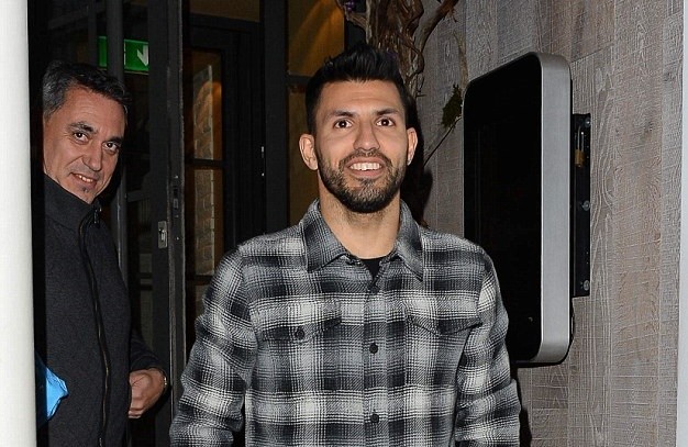 Aguero xuống phố ăn mừng chiến thắng trước Chelsea - Bóng Đá