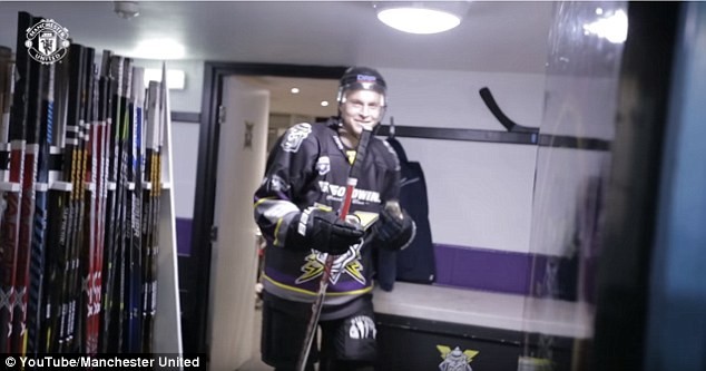 Chán dự bị ở M.U, Lindelof chuyển sang chơi hockey - Bóng Đá