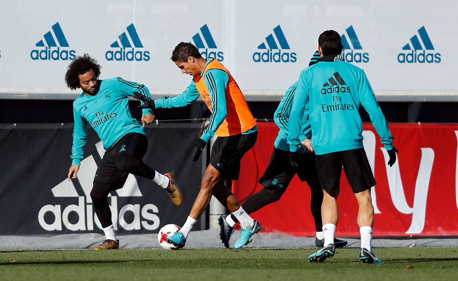 Trong cơn khủng hoảng, Real Madrid lao vào tập luyện cật lực - Bóng Đá