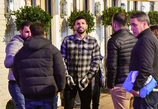 Aguero xuống phố ăn mừng chiến thắng trước Chelsea - Bóng Đá