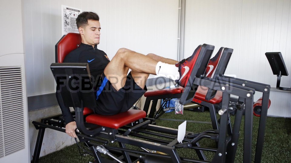 Coutinho lần đầu xỏ giày ra sân tập của Barcelona - Bóng Đá