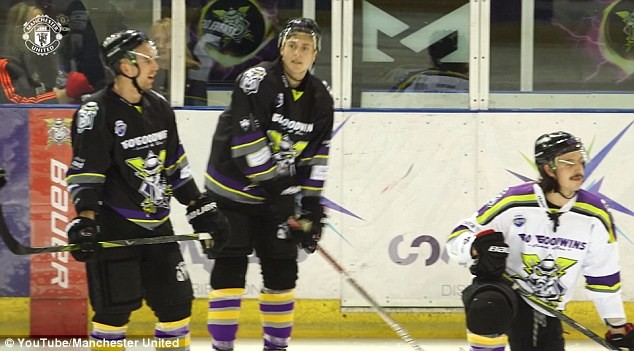 Chán dự bị ở M.U, Lindelof chuyển sang chơi hockey - Bóng Đá