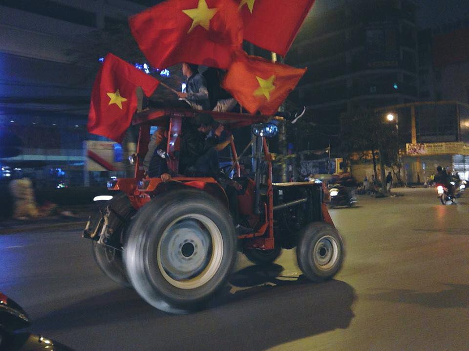 CĐV Việt Nam ăn mừng cực độc: Xe tang, xe cứu thương nhập hội - Bóng Đá
