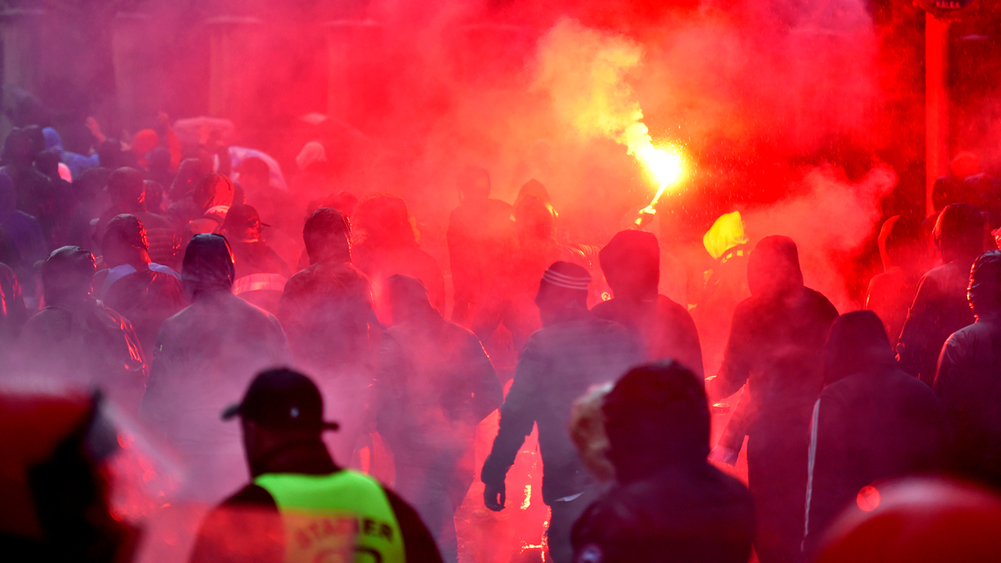 CĐV gây loạn, trận Athletic - Marseille ngập trong biển lửa - Bóng Đá
