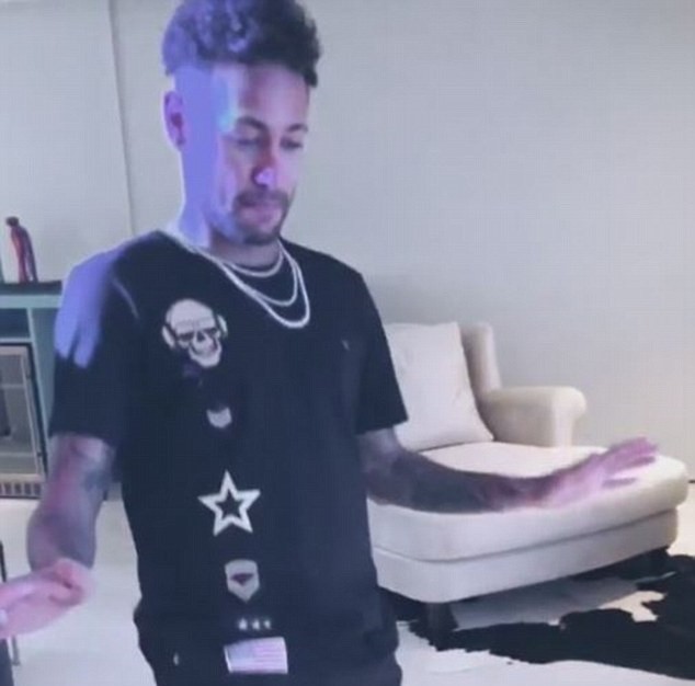 Khập khiễng dùng nạng, Neymar vẫn quẩy ở tiệc sinh nhật - Bóng Đá