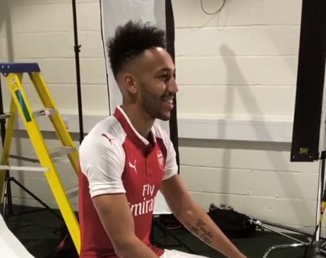 Chùm ảnh: Aubameyang rạng rỡ ra mắt Arsenal - Bóng Đá