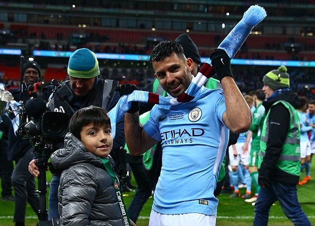 Aguero xuống phố ăn mừng chiến thắng trước Chelsea - Bóng Đá