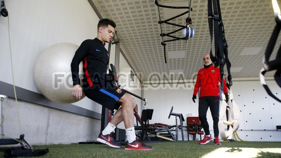 Coutinho lần đầu xỏ giày ra sân tập của Barcelona - Bóng Đá